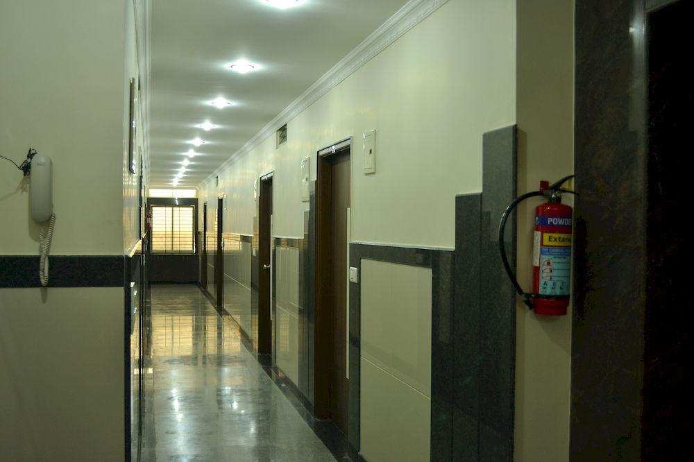 Metro Park Hotel Ченай Екстериор снимка